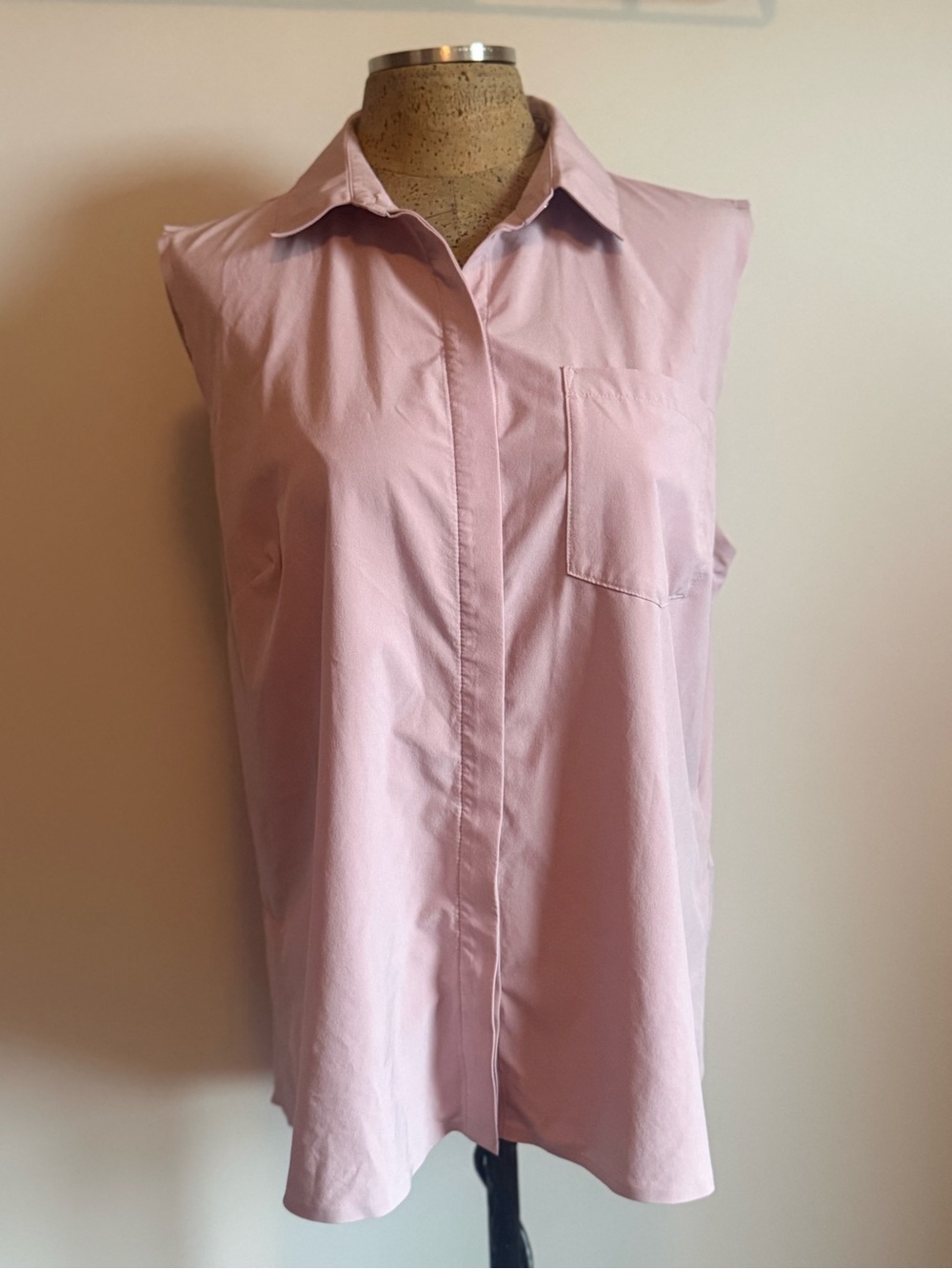 Athleta Sleeveless Button-Down Collared Top in Dusty Pink